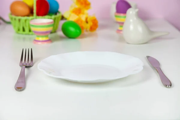 Ostern Tischdekoration Und Abendessen Mit Gelben Blumen Festlicher Dekoration Weißem — Stockfoto