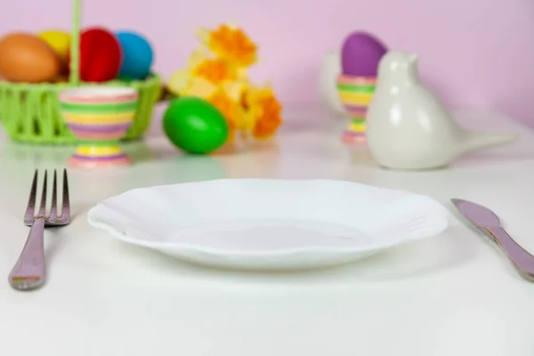 Mesa Pascua Cena Con Flores Amarillas Decoraciones Festivas Aves Blancas —  Fotos de Stock