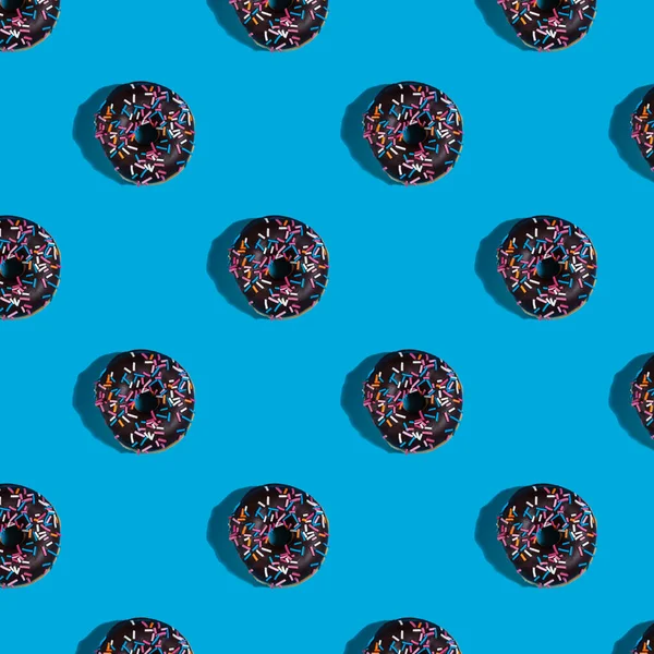 Chocolade Donut Met Schaduw Een Blauwe Achtergrond Heerlijk Dessert Naadloze Stockfoto