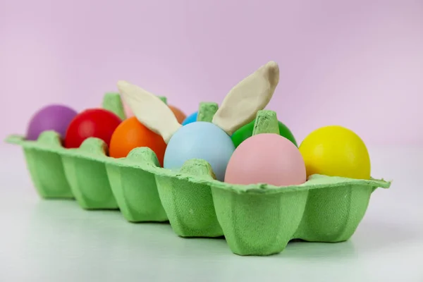 Vrolijk Pasen Paaseieren Kip Veelkleurige Eieren Roze Achtergrond Een Met Rechtenvrije Stockfoto's