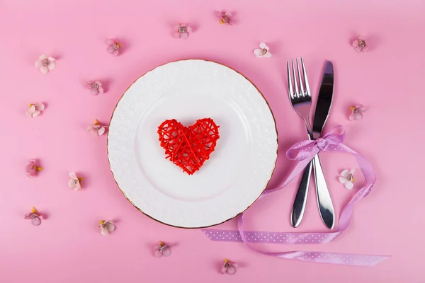 Valentijnsdag Romantisch Diner Met Rode Harten Roze Achtergrond Platvis — Stockfoto