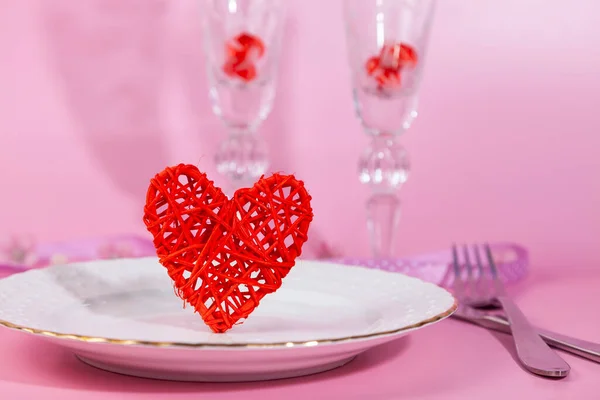 Cena Romántica San Valentín Con Corazones Rojos Sobre Fondo Rosa —  Fotos de Stock