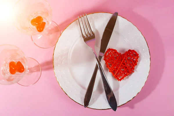 День Святого Валентина Романтический Ужин Красными Сердцами Розовом Фоне Флэтли — стоковое фото