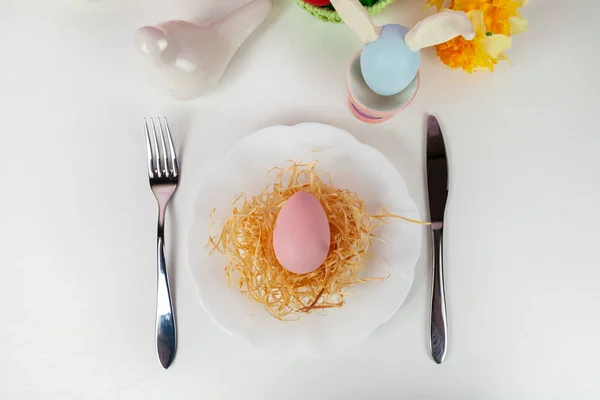 Húsvéti Asztalterítés Vacsora Sárga Virágokkal Ünnepi Dekorációval Fehér Madárral Sokszínű — Stock Fotó