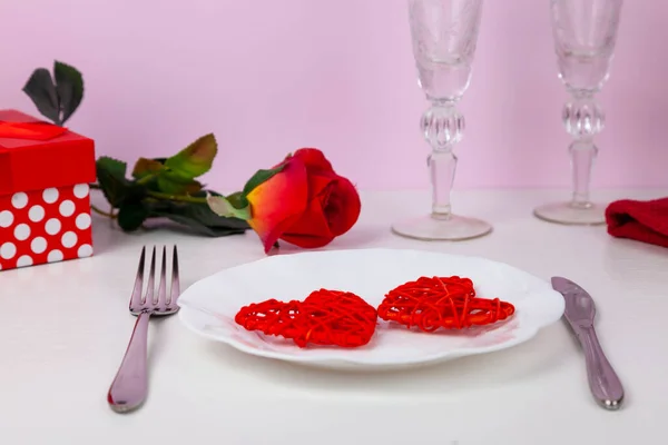 Walentynki Romantyczna Kolacja Czerwonymi Sercami Różowym Tle — Zdjęcie stockowe