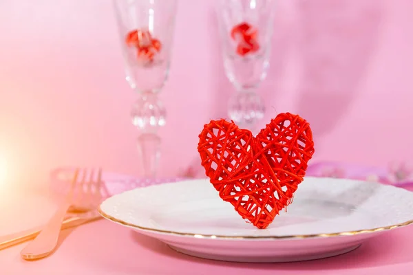 Walentynki Romantyczna Kolacja Czerwonymi Sercami Różowym Tle Przestrzeń Kopiowania — Zdjęcie stockowe