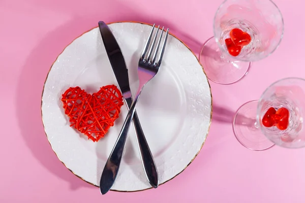 ピンクの背景に赤い心を持つバレンタインデーのロマンチックなディナー フラットレイ — ストック写真