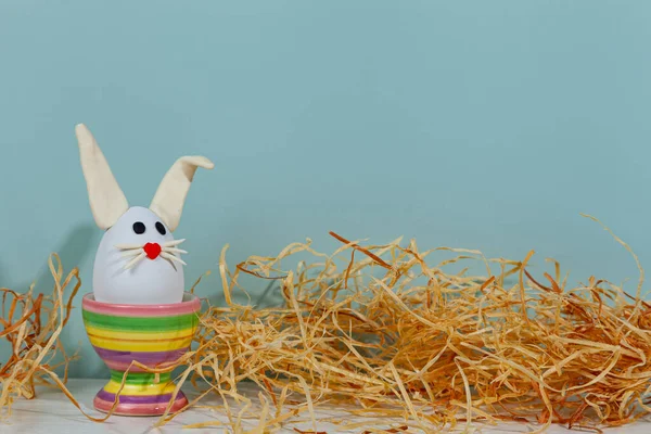 イースターグリーティングカード 立ち位置にウサギの耳を持つイースターエッグ 緑の背景 テキストの場所 — ストック写真