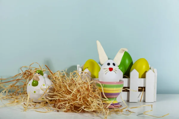スタンド ひよことカラフルな卵の上にウサギの耳を持つイースターエッグ 緑の背景 テキストの場所 — ストック写真