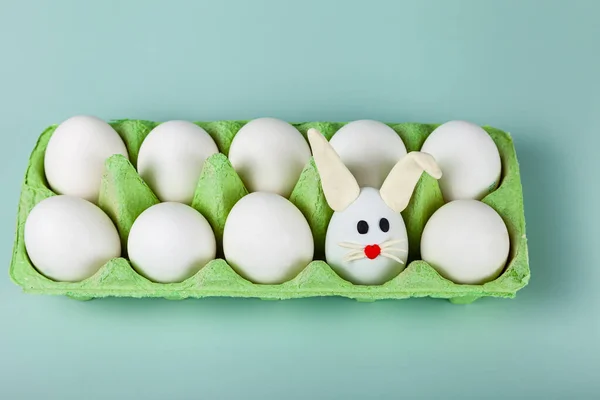 Boldog Húsvétot Húsvéti Tojás Csirke Fehér Tojás Zöld Háttérrel Egy — Stock Fotó