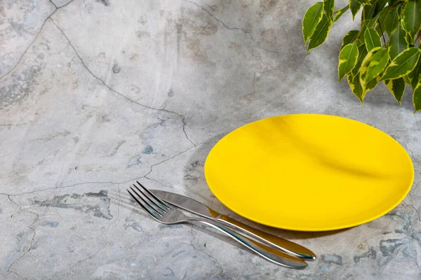 Festliches Besteckset Aus Messer Und Gabel Mit Gelbem Dessertteller Marmorhintergrund — Stockfoto