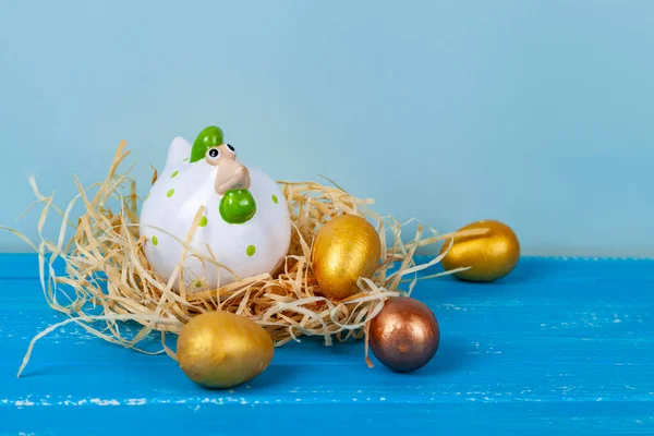 Ευχετήρια Κάρτα Πάσχα Πασχαλινή Γκόμενα Φωλιά Και Πολύχρωμα Αυγά Μπλε Εικόνα Αρχείου