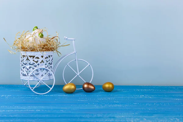 Pasen Wenskaart Pasen Kuiken Een Nest Kleurrijke Eieren Een Fiets Stockfoto