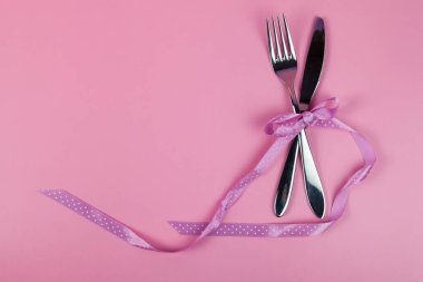 Çatal bıçak, çatal bıçak, pembe arka plan, üst manzara, telif alanı.