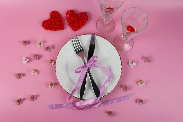 Valentijnsdag Romantisch Diner Met Rode Harten Roze Achtergrond Kopieerruimte — Stockfoto