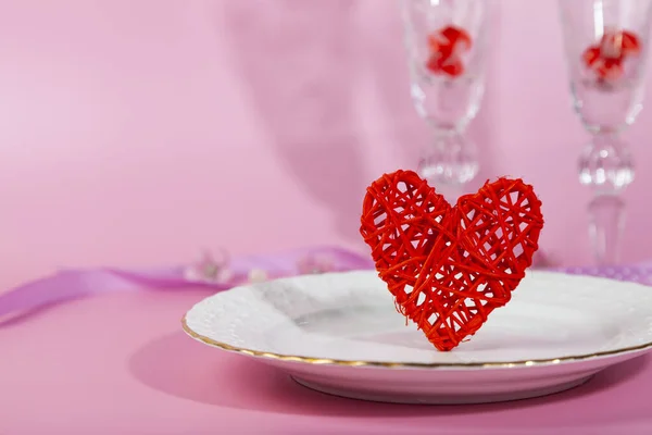 Valentinstag Romantisches Abendessen Mit Roten Herzen Auf Rosa Hintergrund Kopierraum — Stockfoto