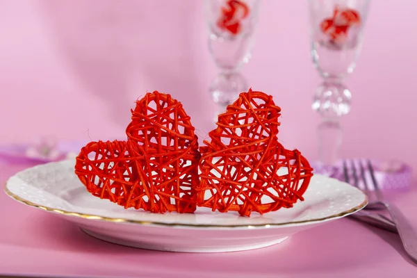 Valentijnsdag Romantisch Diner Met Rode Harten Roze Achtergrond Kopieerruimte Rechtenvrije Stockafbeeldingen