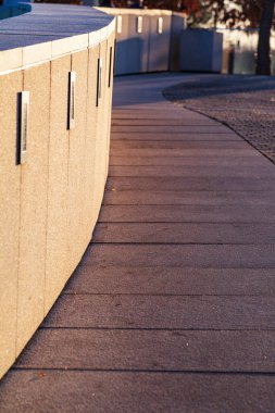 Parkta kaldırım taşı olan dolambaçlı bir yol. Soyut modern mimari.