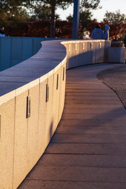 Parkta kaldırım taşı olan dolambaçlı bir yol. Soyut modern mimari.