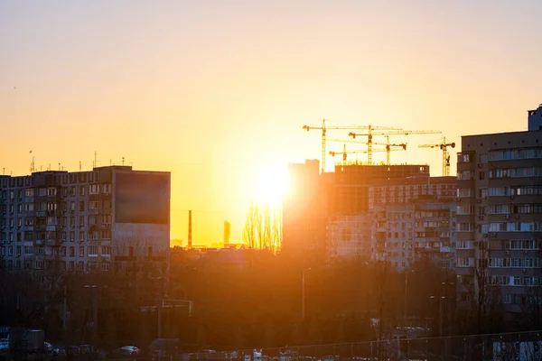 Krásný Západ Slunce Nad Výškovými Budovami Městě Stavební Jeřáby Pozadí — Stock fotografie