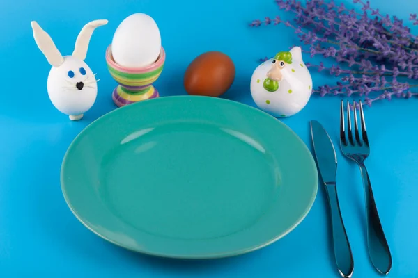 Mesa Pascua Cena Con Decoraciones Festivas Polluelos Huevos Multicolores Fondo —  Fotos de Stock