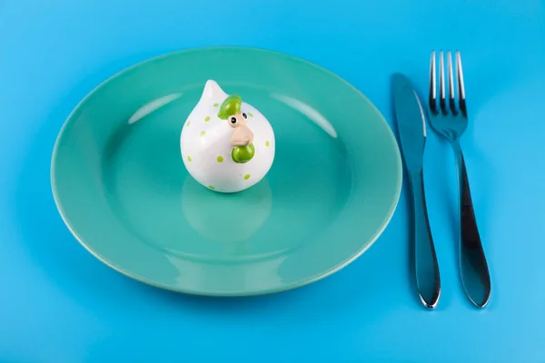 Húsvéti Asztalterítés Vacsora Ünnepi Dekorációval Csirke Sokszínű Tojással Kék Háttér Stock Kép