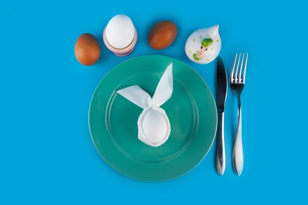 Ostertafel Und Abendessen Mit Festlicher Dekoration Küken Und Bunten Eiern Stockfoto
