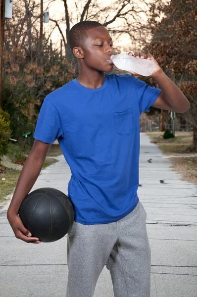 Teenager with Basketball — Stock Photo, Image