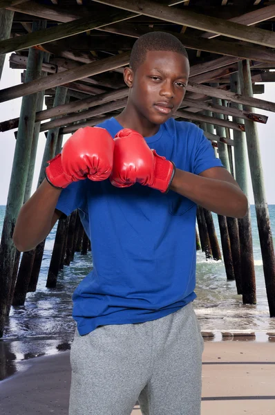 Boxeador adolescente negro —  Fotos de Stock