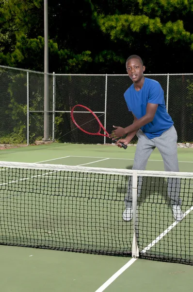 Svart tonåring spela tennis — Stockfoto