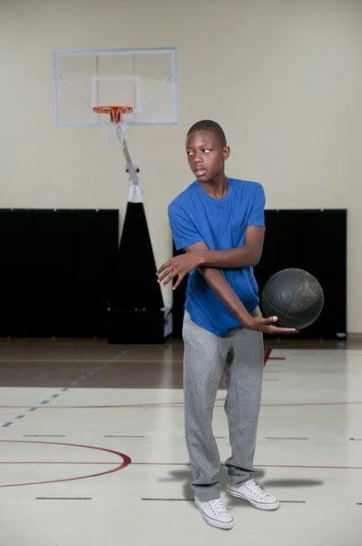黒の 10 代のバスケット ボール選手 — ストック写真