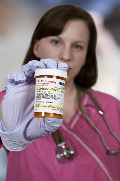 Medicina segurando pílulas — Fotografia de Stock