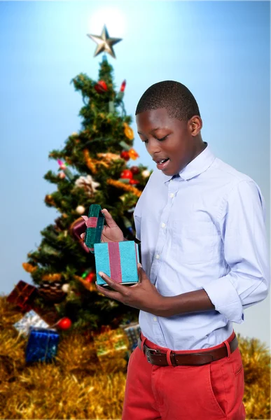 Hombre sosteniendo regalo — Foto de Stock