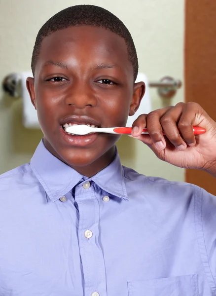 Adolescente niño cepillarse los dientes — Foto de Stock