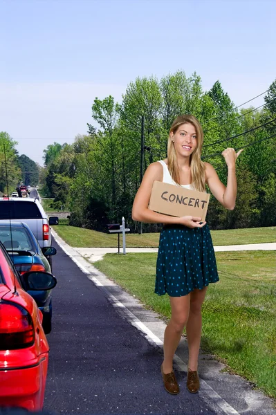 Woman Hitch Hiking to a Concert — Stock Photo, Image