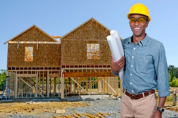 Bauarbeiter mit Bauplänen — Stockfoto