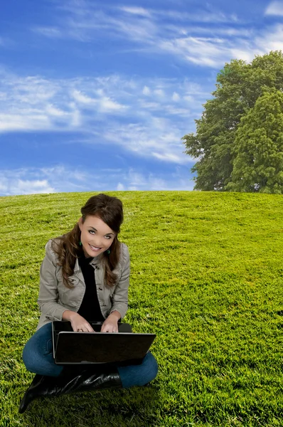 Frau benutzt Laptop — Stockfoto