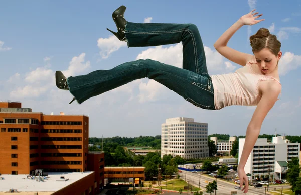 Vrouw die door de lucht valt — Stockfoto