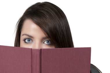 Kitap okuyan bir kadın.