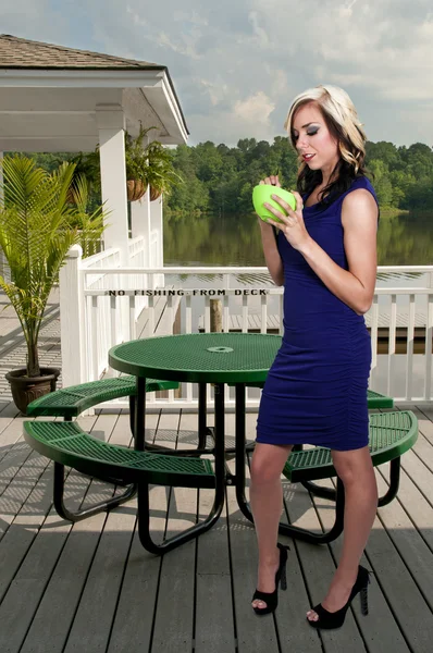 Mujer comiendo — Foto de Stock