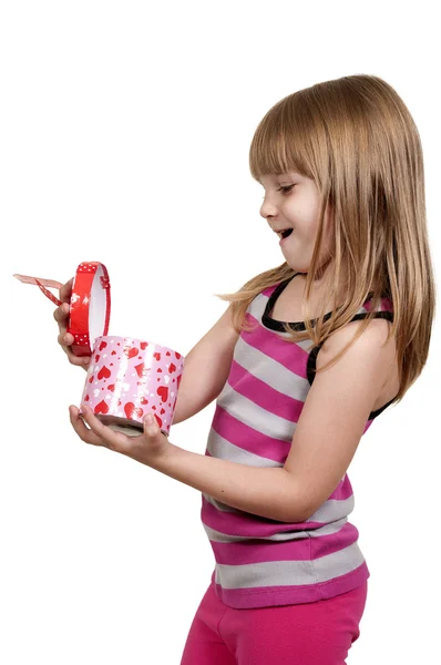 Güzel küçük bir kız hediye açılış — Stok fotoğraf