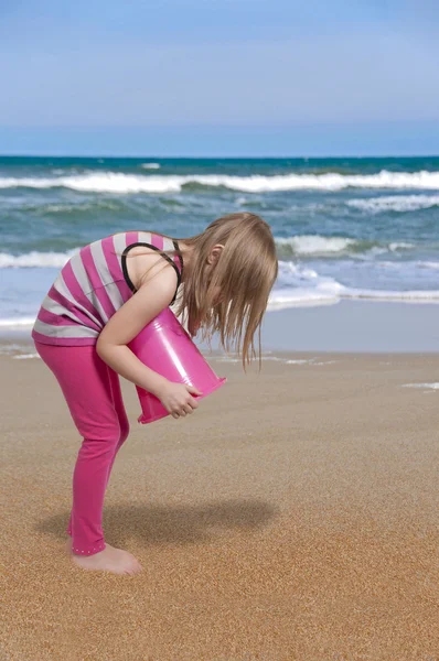 Fille à la plage — Photo