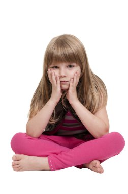 küçük kız oturuyor