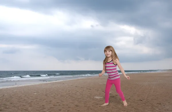 Fille à la plage — Photo