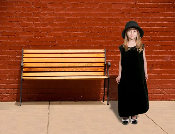ベンチで立っている女の子 — ストック写真