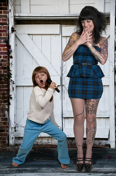 Vackra tatuerade kvinna och hennes dotter — Stockfoto