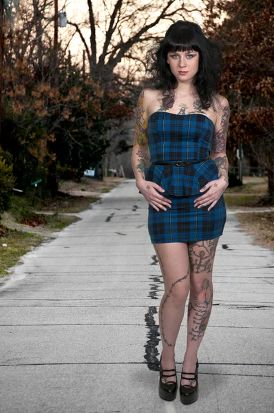 Bella donna tatuata — Foto Stock