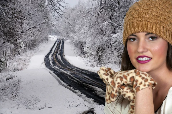 Mujer en sombrero de invierno y guantes — Foto de Stock