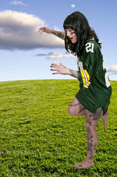 Mulher jogando futebol — Fotografia de Stock