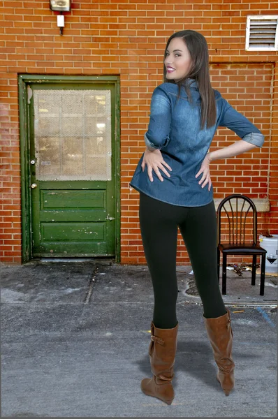 Hermosa mujer en el edificio — Foto de Stock